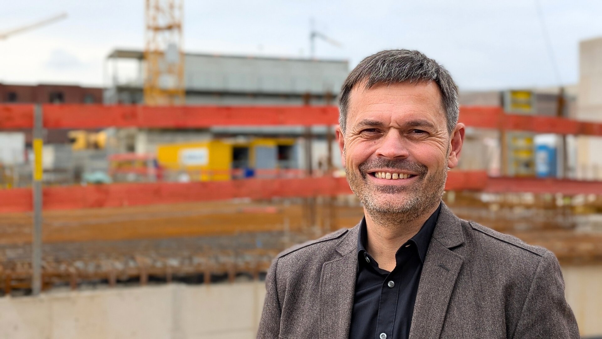 Christian Frölich auf einer Baustelle in Hannover-Kronsrode / Foto: MB. 
