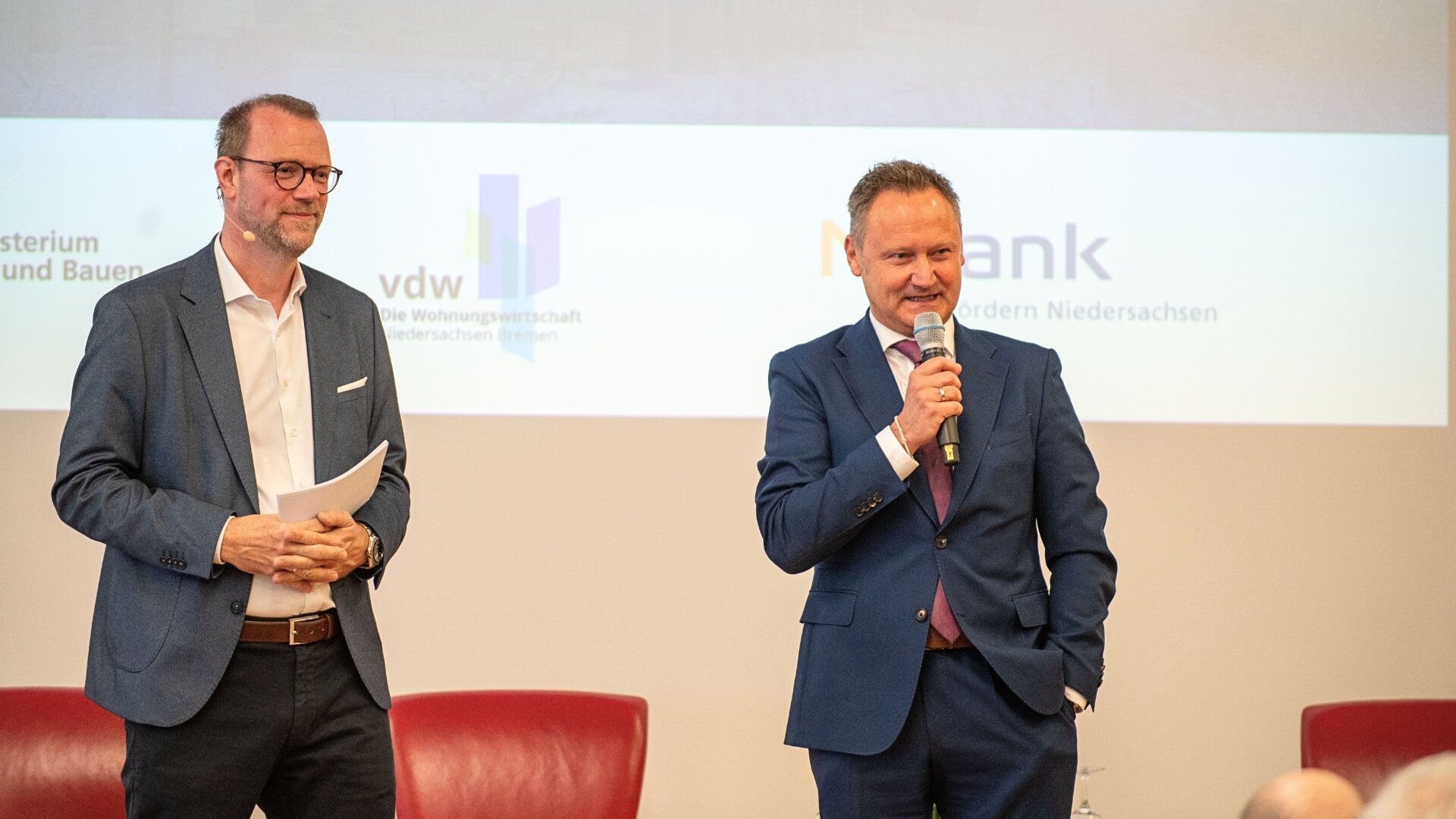 NBank-Chef Michael Kiesewetter mit Moderator Martin Brüning beim Wohnungspolitischen Kongress / Foto: NBank, Donnerkeil