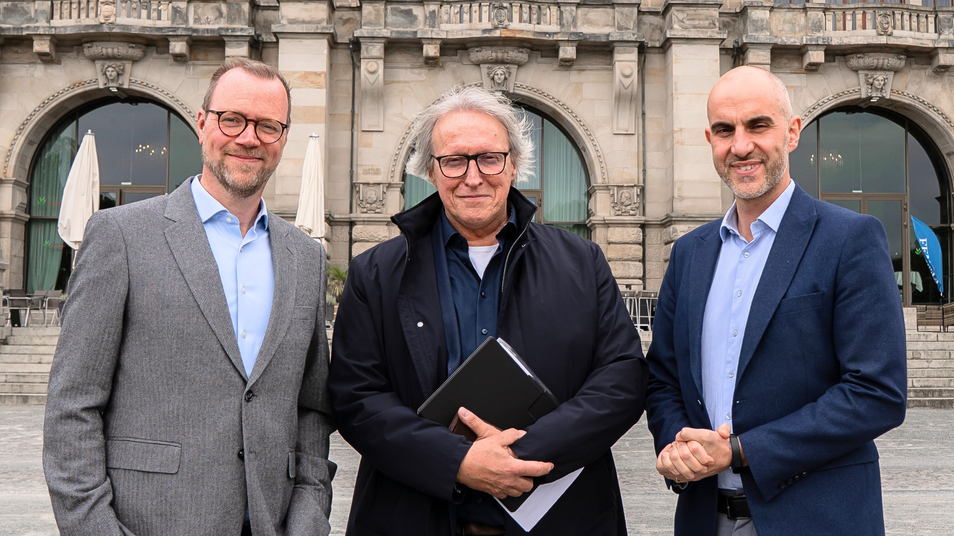 Oberbürgermeister Belit Onay mit Diakoniepastor Friedhelm Feldkamp und Moderator Martin Brüning (v.r.n.l.) / Foto: LHH/Niklas Willma