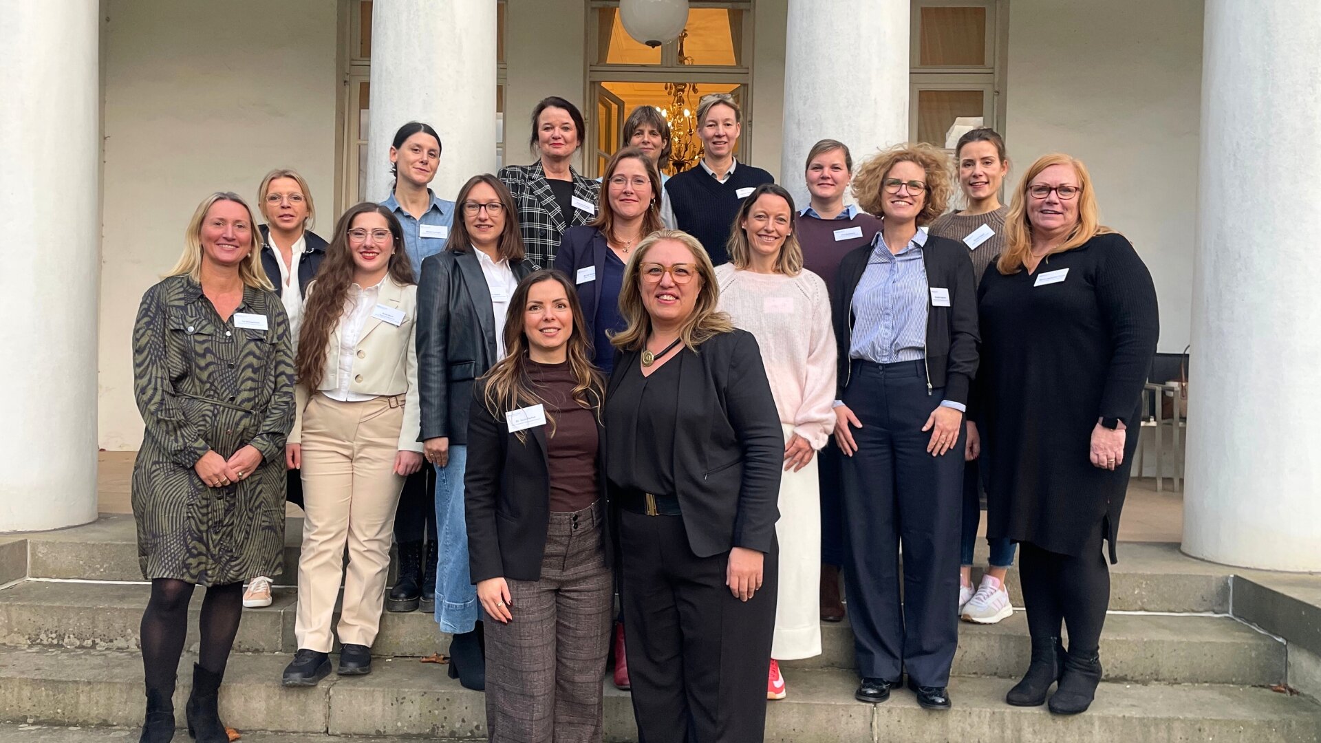 Das Frauen-Netzwerk der Bauindustrie beim Treffen in Bremen - Foto: AN