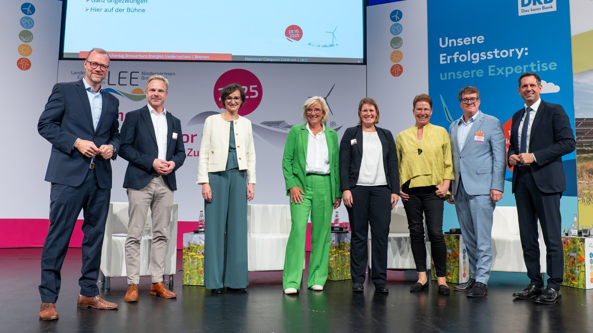 Talkrunde beim Branchentag: Ministerpräsident Olaf Lies, NLT-Chef Joachim Schwind, LEE-Geschäftsführerin Silke Weyberg, Christina Jantz-Herrmann (Bürgermeisterin Schwanewede), LEE-Vorsitzende Bärbel Heidebroek, Enercity-Chefin Aurelie Alemany, LEE-Vorstandsmitglied Cord-Heinrich Heitzhausen und Moderator Martin Brüning (v.r.n.l.) / Foto: LEE, Markus Prell