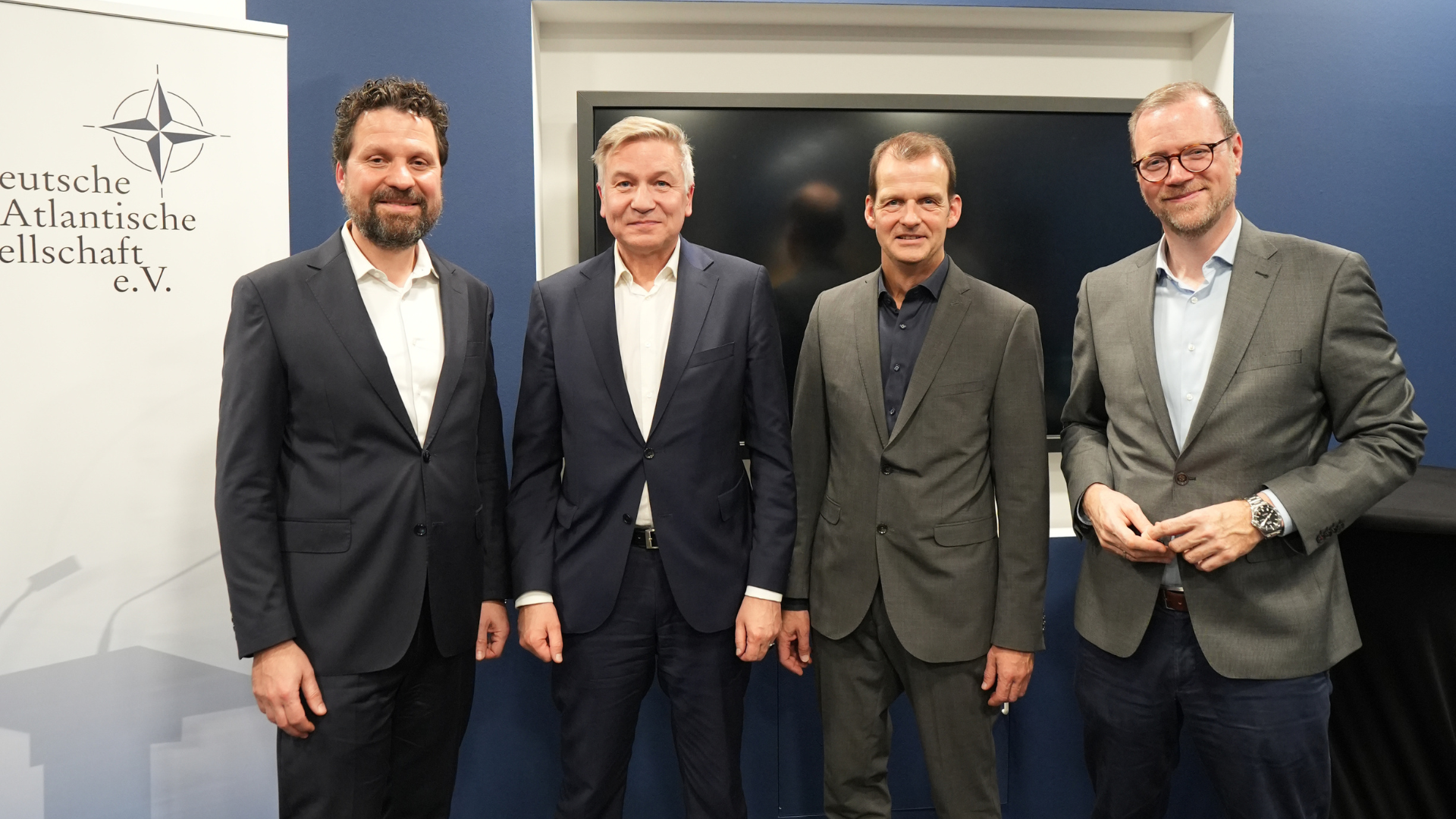 Gemeinsames Foto nach der Diskussion: Alptekin Kirci (Regionalleiter der Deutschen Atlantischen Gesellschaft), Josef Braml, Tilmann Brunner und Moderator Martin Brüning (v.l.n.r.) / Foto: DAG