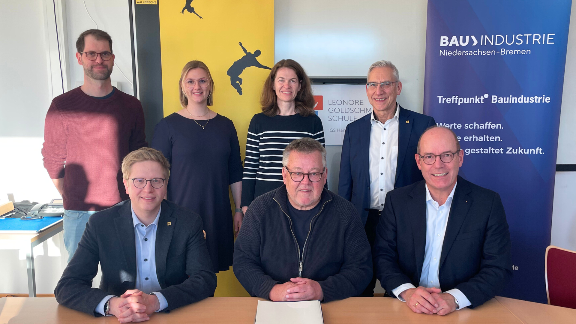 Vetreterinnen und Vertreter der Schule, des Unternehmens und der Bauindustrie Niedersachsen-Bremen nach der Unterzeichnung der Bildungspartnerschaft / Foto: Agenda Niedersachsen
