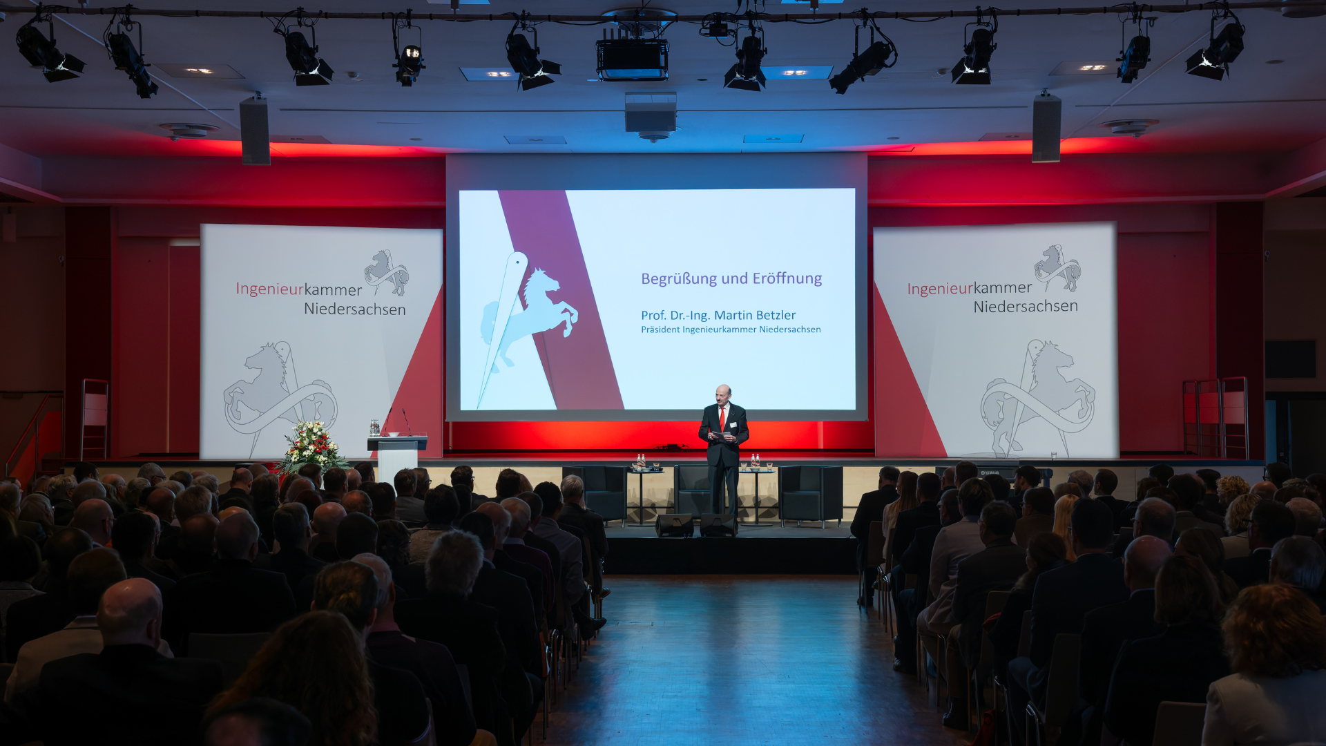 Martin Betzler vor den mehr als 300 Gästen des Neujahrsempfangs der Ingenieurkammer Niedersachsen im HCC Hannover / Foto: Marcus Prell